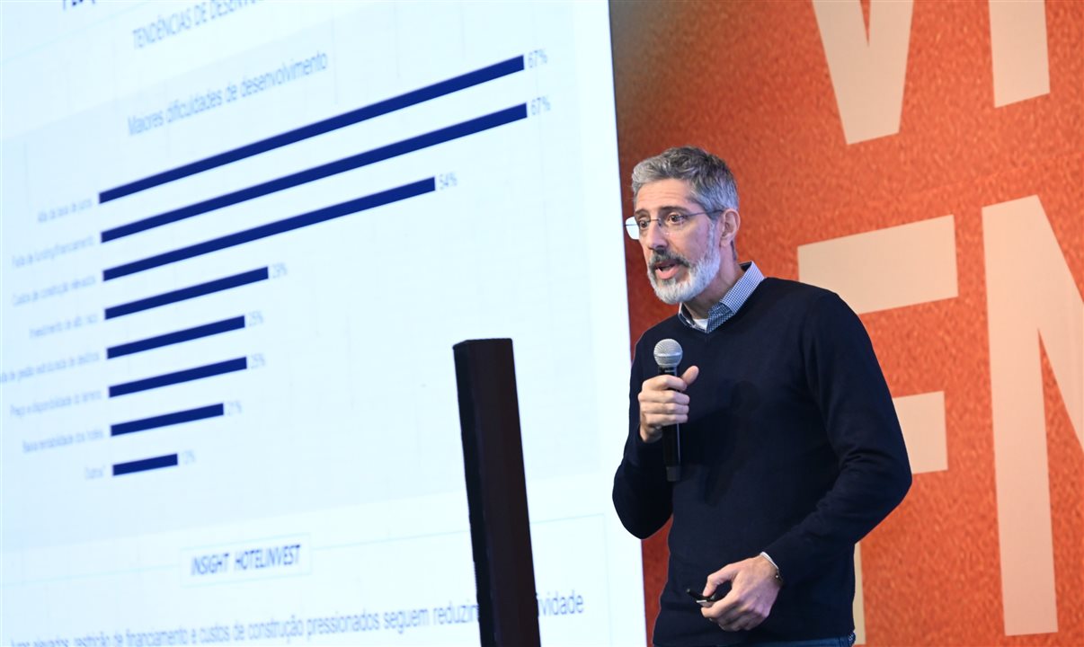 Cristiano Vasques, da HotelInvest, no palco do evento do Fohb