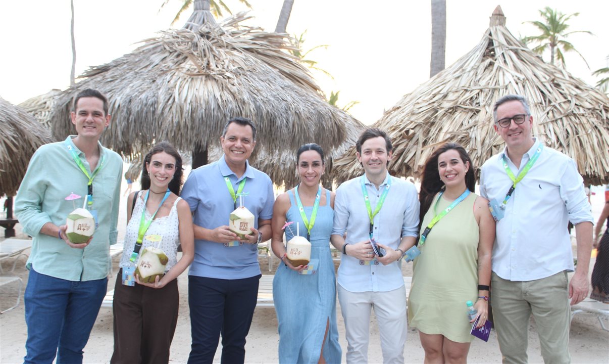 Carlos Barbosa e Jordan Schlipken, da ATA, com delegação brasileira: Felipe Cuadrado (Abreu), Tais Kanarik (Decolar), Vivian Amaral (CVC Corp), Jéssica de Moraes (BestBuy) e Umberto Nocelli (Orinter)