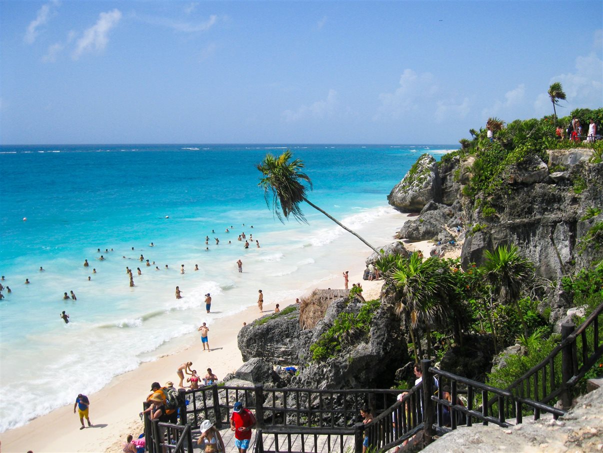 Passar o Natal em Tulum combina clima tropical à noite, tradições mexicanas como as Posadas e uma das cenas de festas mais badaladas do Caribe.