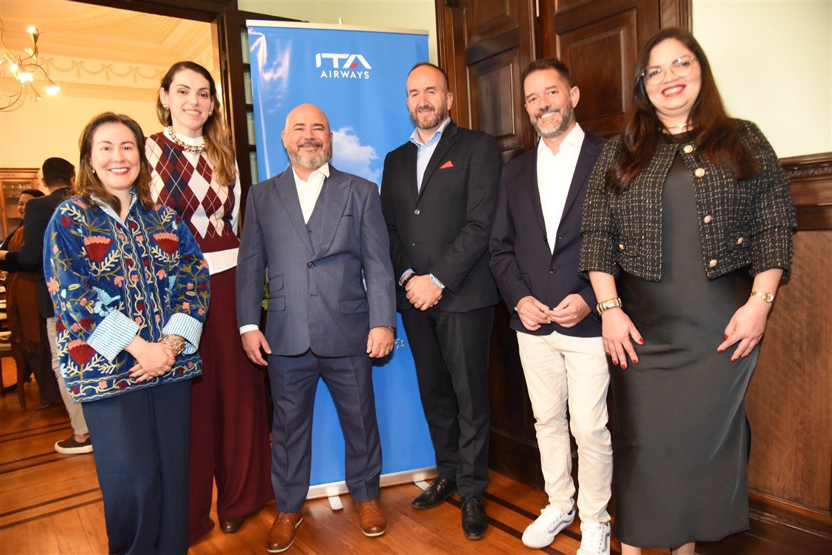 Time da ITA Airways: Carla Marin, Thais Morilhas, Murilo Cassino, Andrea Taddei, Diego Lopes e Fabiana Lourenço