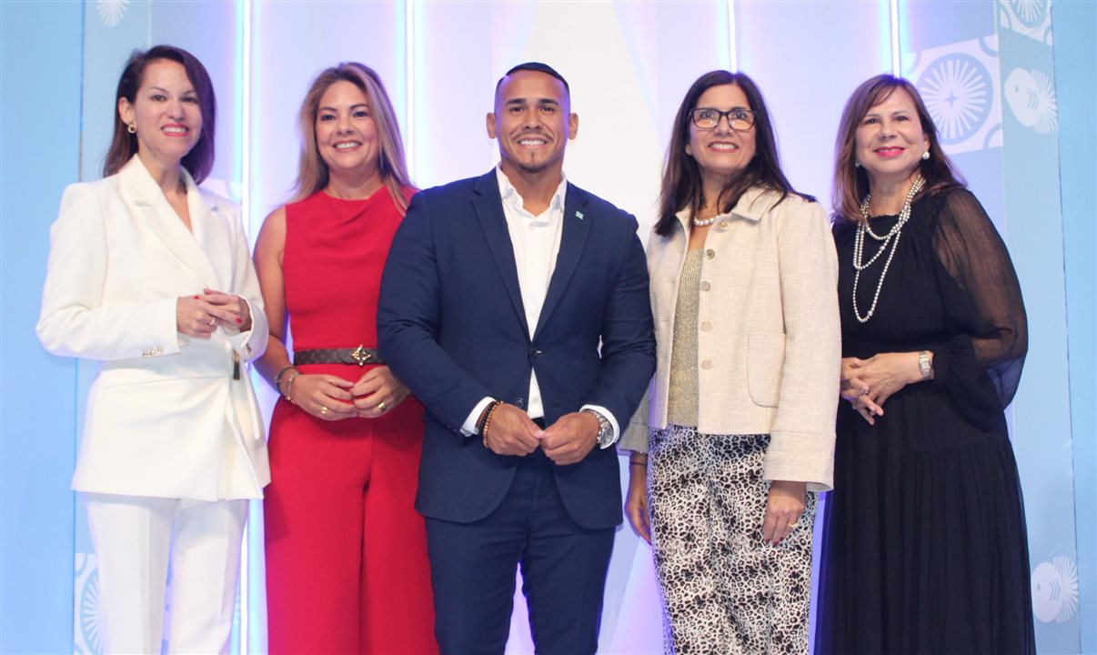 Wendrick Cicilia, ministro do Turismo de Aruba, entre Ronella Croes, Jo-Anne Arends, Sanju Luidens e Tisa LaSorte, da ATA