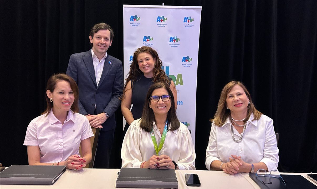 Ronella Croes e Sanju Luidens, da ATA, Tisa LaSorte, da AHATA, Jordan Schlipken, da ATA, e Mary Joan Wardlaw, do Aeroporto de Aruba