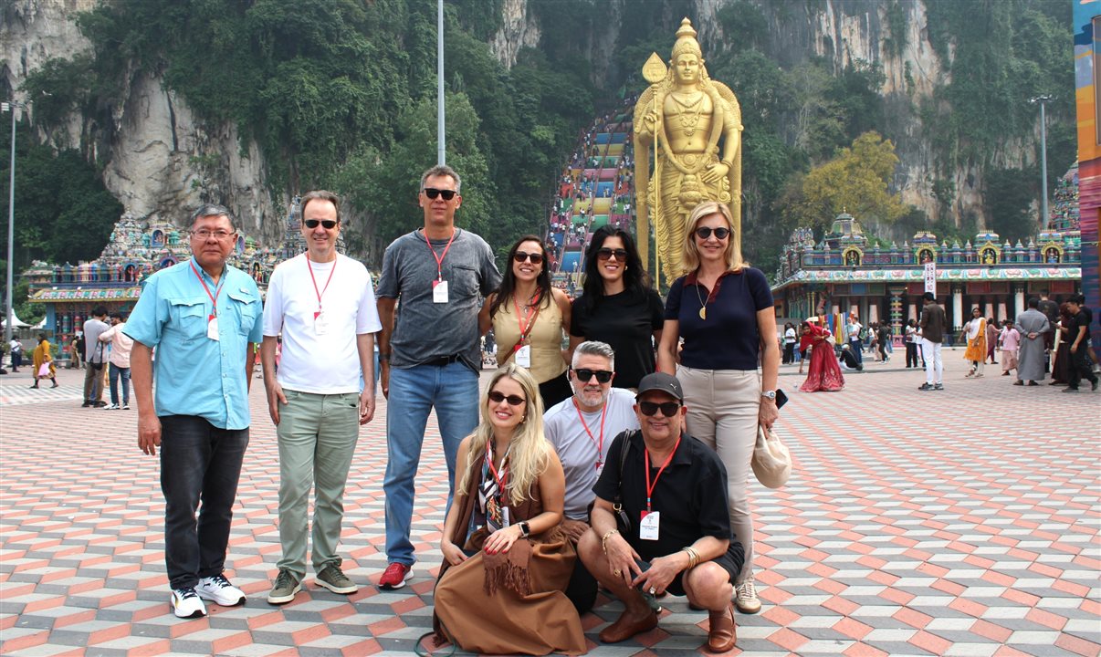 Grupo durante tour em Batu Caves, complexo de templos hindus