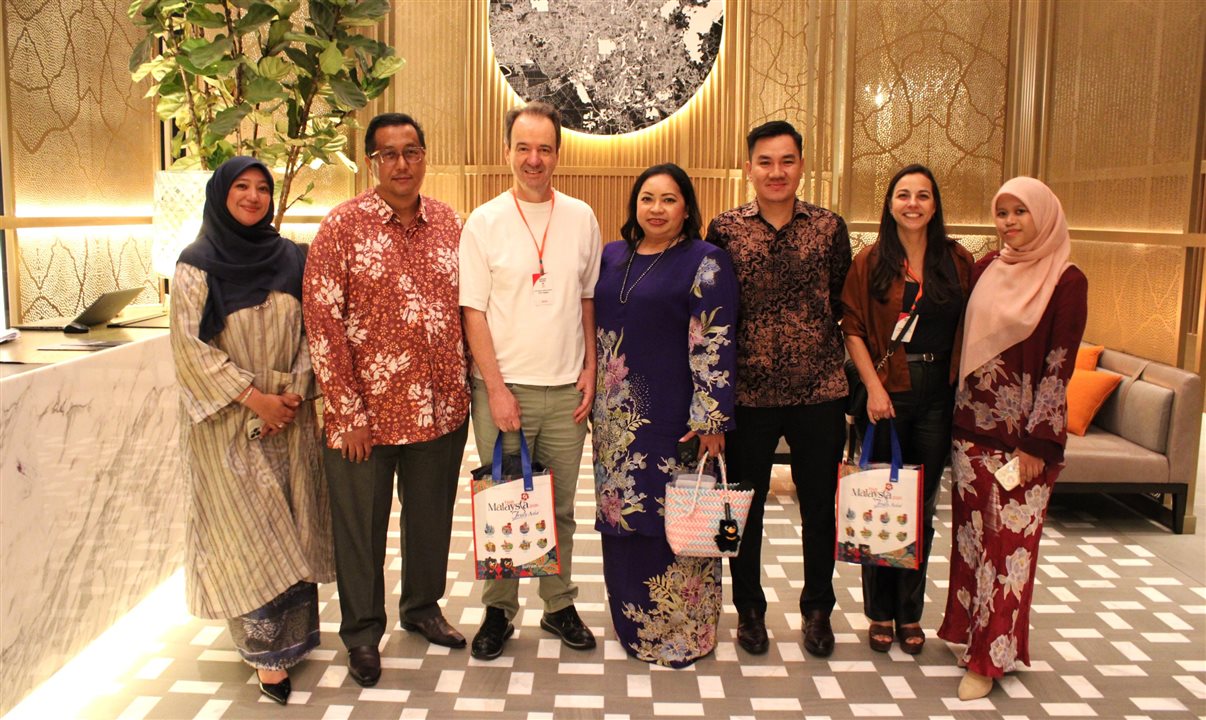 Eduardo Barbosa, da Flot, e Claudia Guerra, do Turismo da Malásia, entre Fasehah Fadzil, Mohamad Libra, Siti Hadijah, Mohd Faizan e Nur Afiqah, do órgão malaio