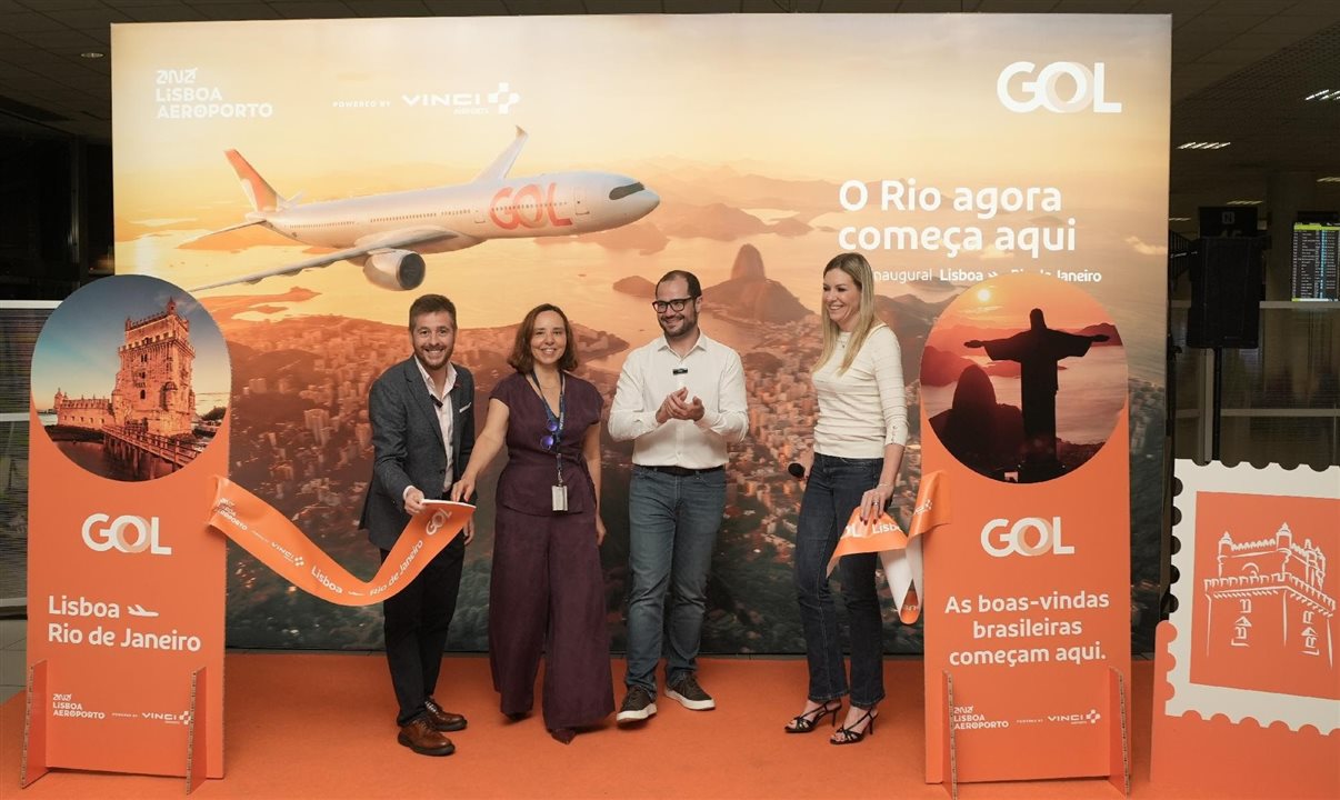 Danillo Barbizan, diretor de Vendas da Gol, Isabel Lopes Queirós, diretora de Operações da ANA – Aeroportos de Portugal, Mateus Pongeluppi, vice-presidente comercial da Gol; e Renata Fonseca, vice-presidente de Relações Institucionais e Governamentais da Gol, no corte da fita