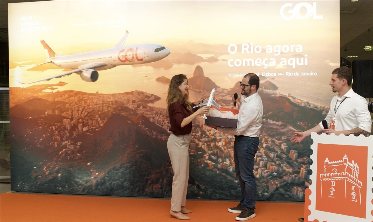 Karen Strougo, Chief Commercial Officer (CCO) da ANA – Aeroportos de Portugal, recebe de Mateus Pongeluppi, vice-presidente comercial da Gol, maquete da aeronave A330