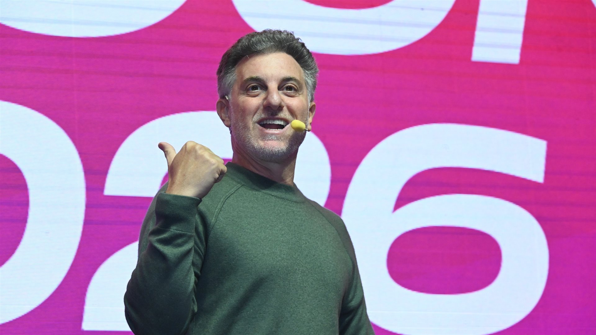 Luciano Huck contou um pouco de sua trajet&oacute;ria no Travel Connect 2026
