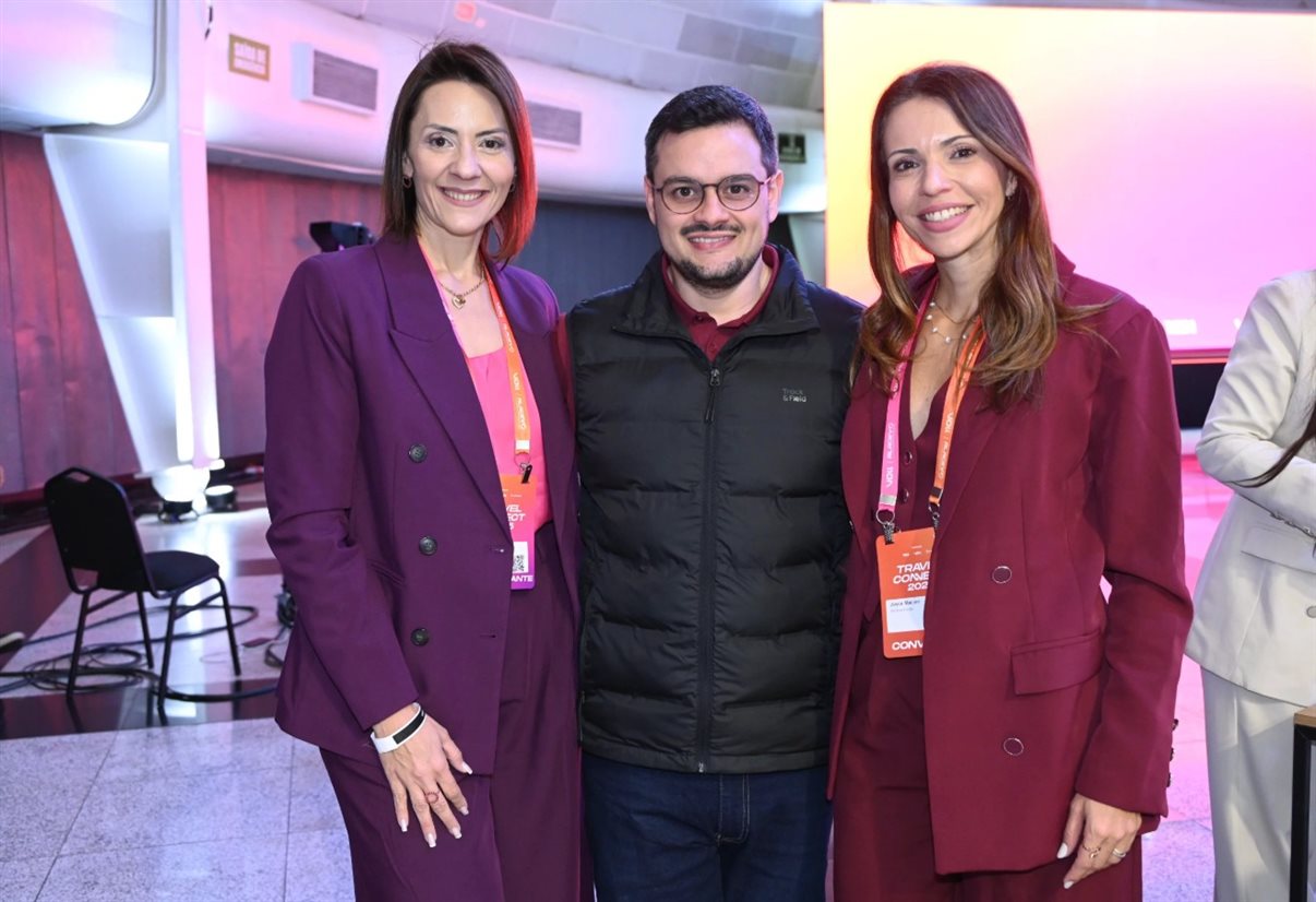 Luiz Moura, da VOLL, entre Luana Nogueira e Joyce Macieri, da Alagev