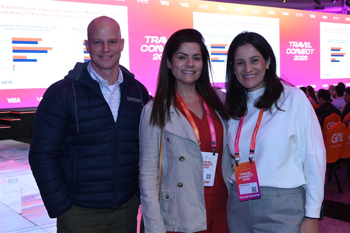 Jos&eacute; Guilherme Alcorta, da PANROTAS, com Daniela Ara&uacute;jo, da VOLL, e Camila Belinelli, da Latam