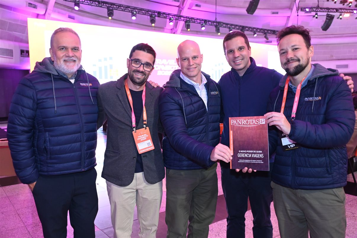 Luciano Brand&atilde;o, da VOLL, com Artur Luiz Andrade, Renato Sousa, Jos&eacute; Guilherme Alcorta e Rodrigo Vieira, da PANROTAS, com exemplar da Revista PANROTAS - Travel Connect