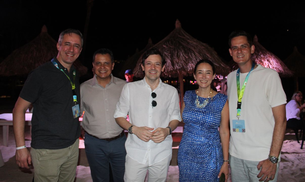 Carlos Barbosa, Jordan Schlipken e Jhoana Santiago, da ATA, entre Umberto Nocelli, da Orinter, e Felipe Cuadrado, da Abreu