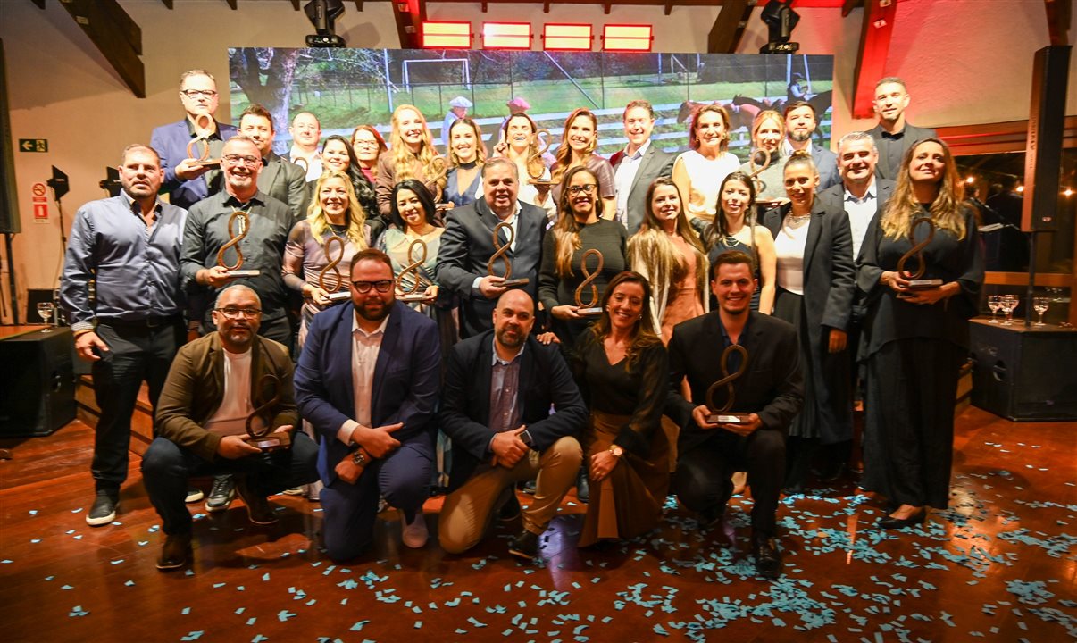Unidos no final do evento, os vencedores do Troféu Infinito 2025