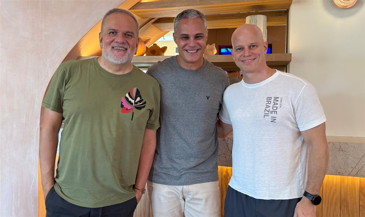 Marcio Nogueira, da HotelDO, entre Artur Luiz Andrade e José Guilherme Alcorta, da PANROTAS