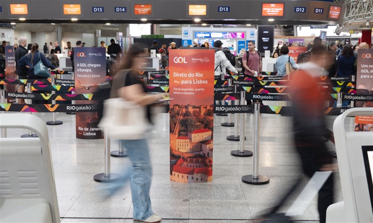 O check-in internacional da Gol no RIOgaleão anuncia, com totens, a mais nova rota intercontinental da companhia: Rio de Janeiro-Lisboa sem escalas