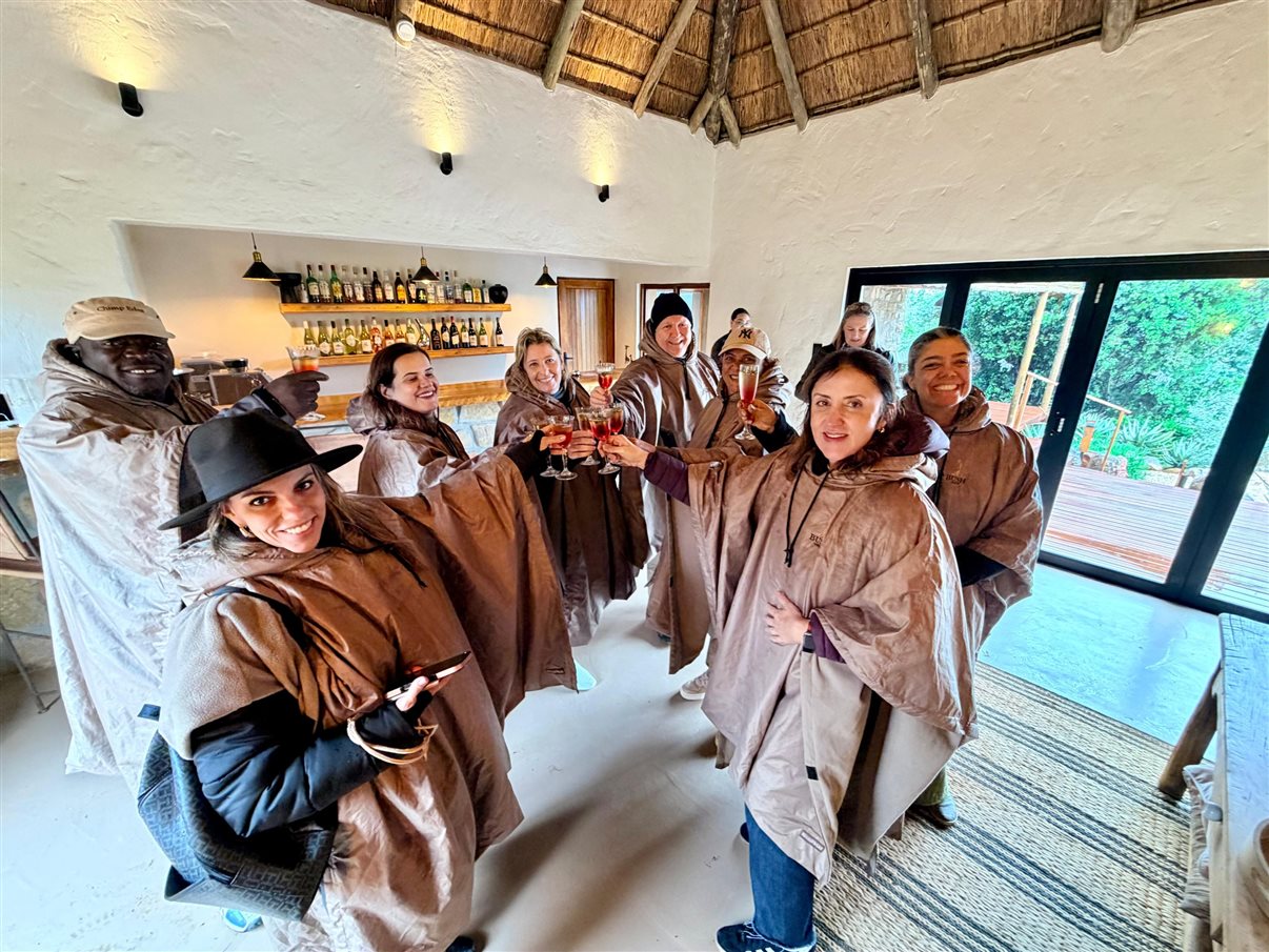 Grupo é recebido com soft drinks na visita ao Induli Lodge, parte da Amakhala Game Reserve