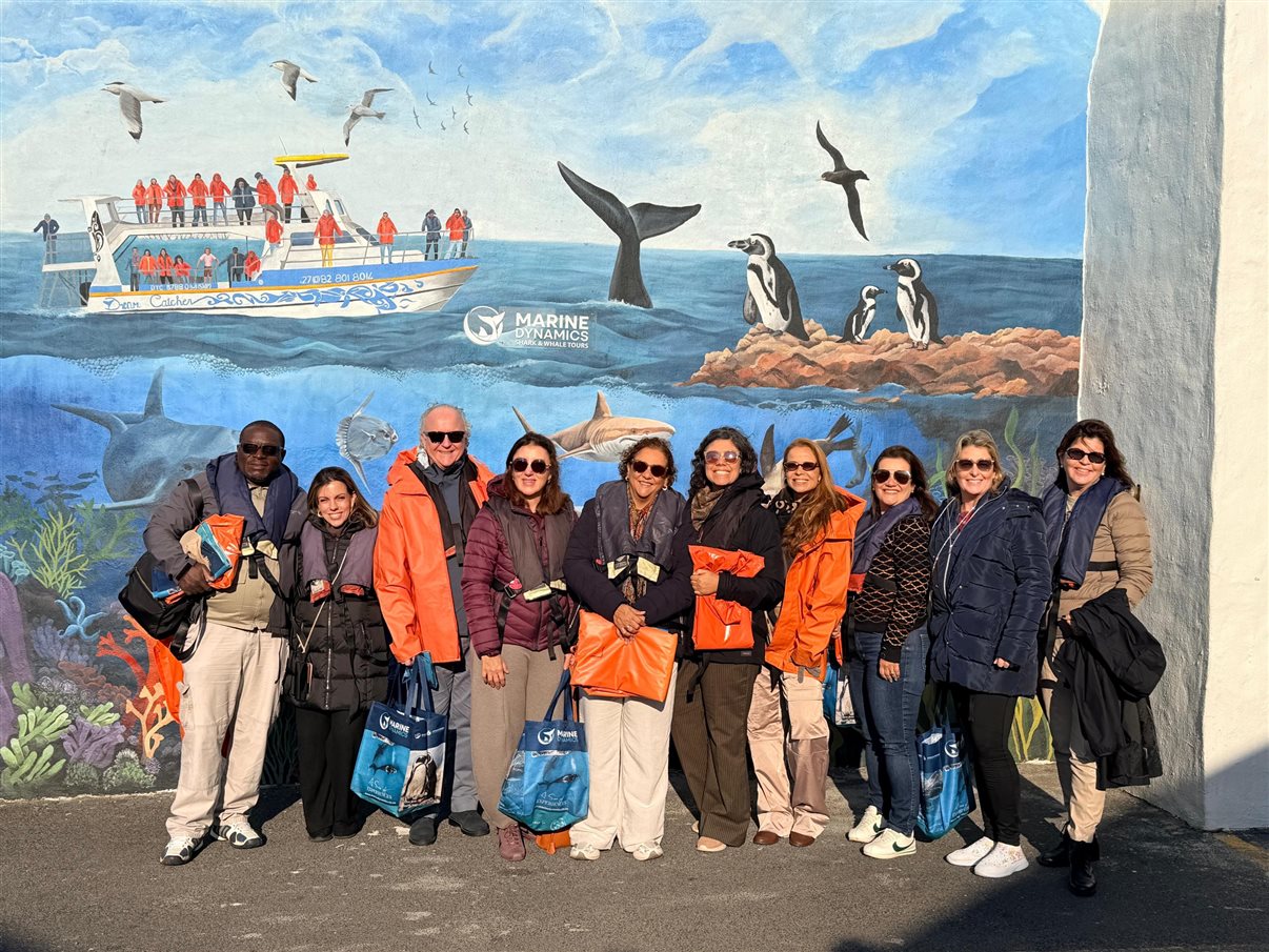 Acompanhado de seu guia local Victor, grupo chega ao passeio aquático para avistamento dos animais marinhos