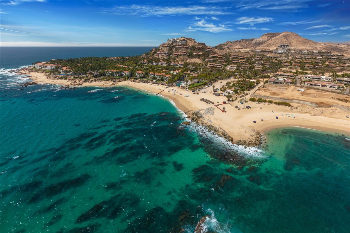 Los Cabos vai muito além da paisagem: é hotelaria de padrão internacional, gastronomia com estrela Michelin, vida marinha exuberante e experiências que atendem a todos os perfis de viajante que sua agência atende