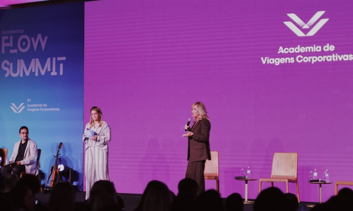 Juliana Andrade e Vivi Martins, da Academia de Viagens Corporativas, no palco do Flow Summit