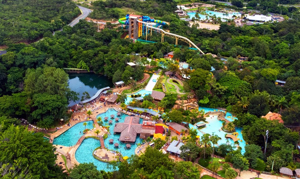 Com mais de 155 mil metros quadrados, o Hot Park Rio Quente é abastecido integralmente por águas naturalmente quentes