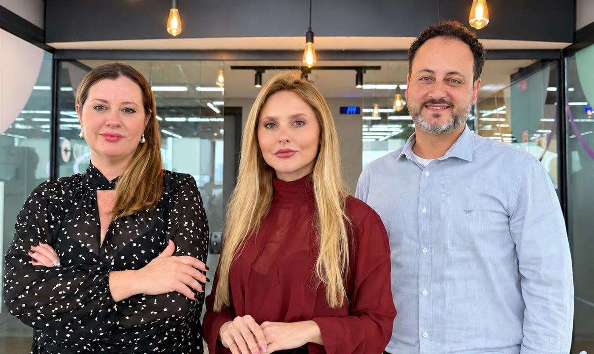 Bruna Miguel, head de Customer Success da Clara no Brasil (no centro da foto), posa com os novos contratados: Aretha Goulart e Rafael Abdalla