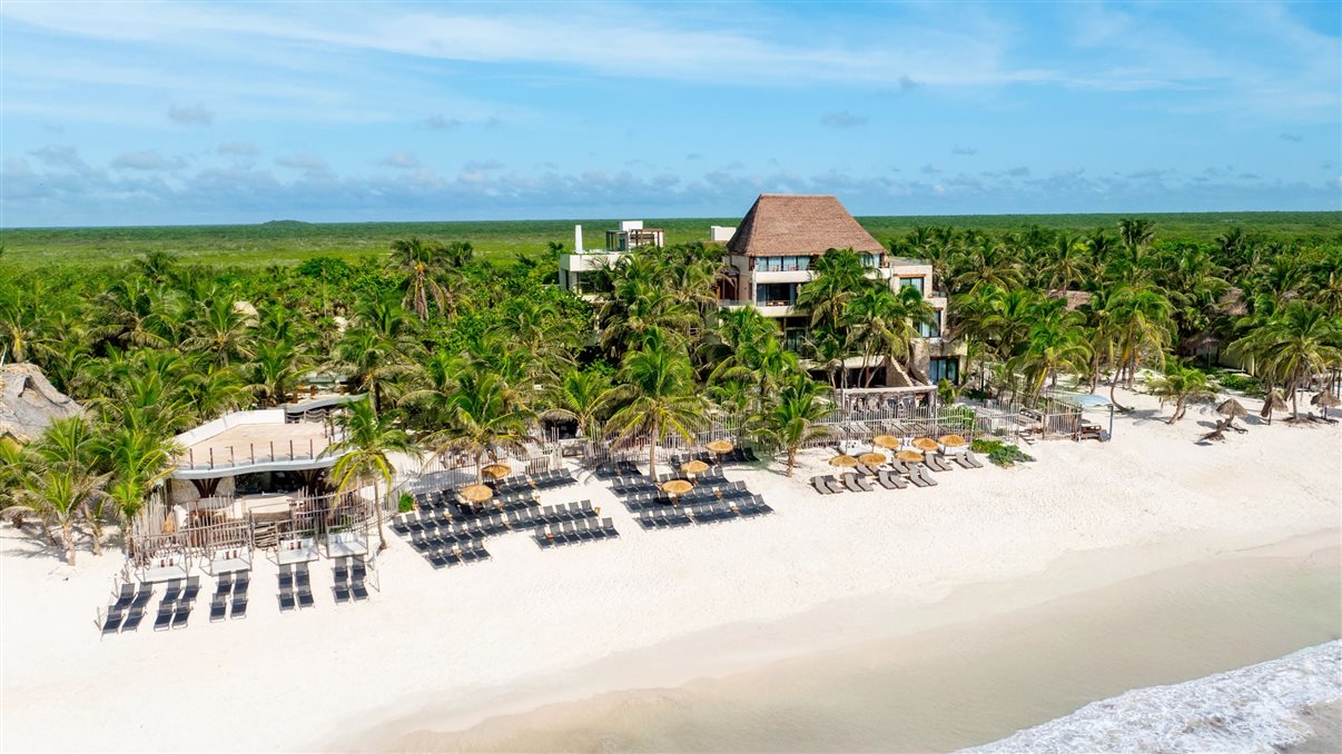 Para quem busca hospedagem à beira-mar, o Zamna Beach Club oferece a Casa Zamna, com 21 suítes boutique junto ao oceano, e a Villa Zamna