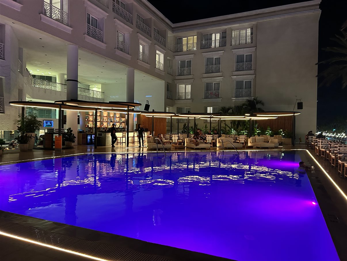 Piscina do hotel iluminada a noite