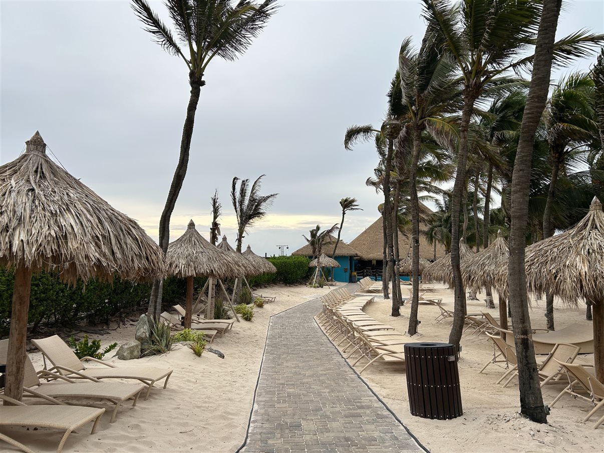 H&aacute; cadeiras de praia, cabanas e restaurantes para os h&oacute;spedes do resort