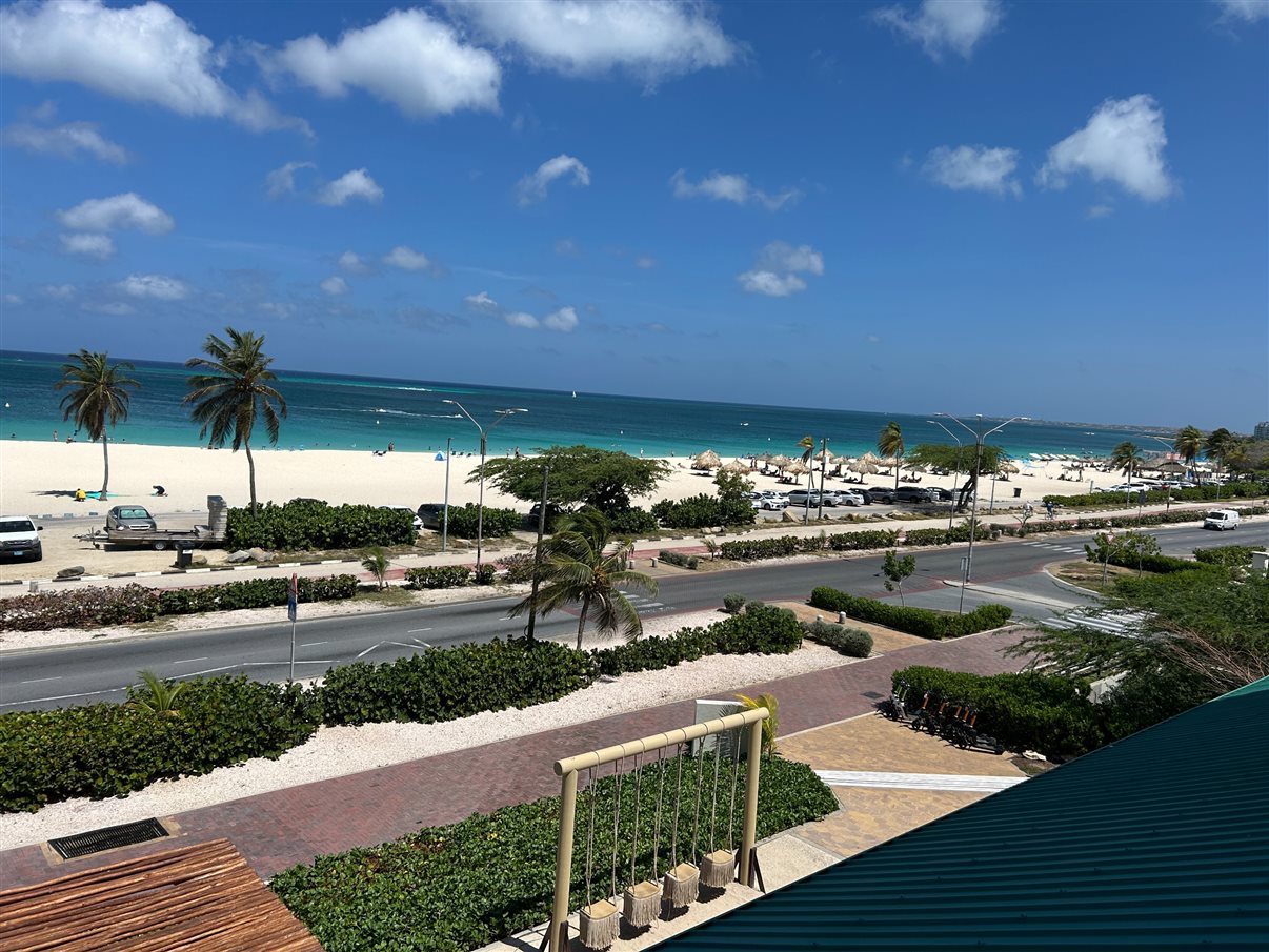 Hotel est&aacute; localizado na praia de Eagle Beach