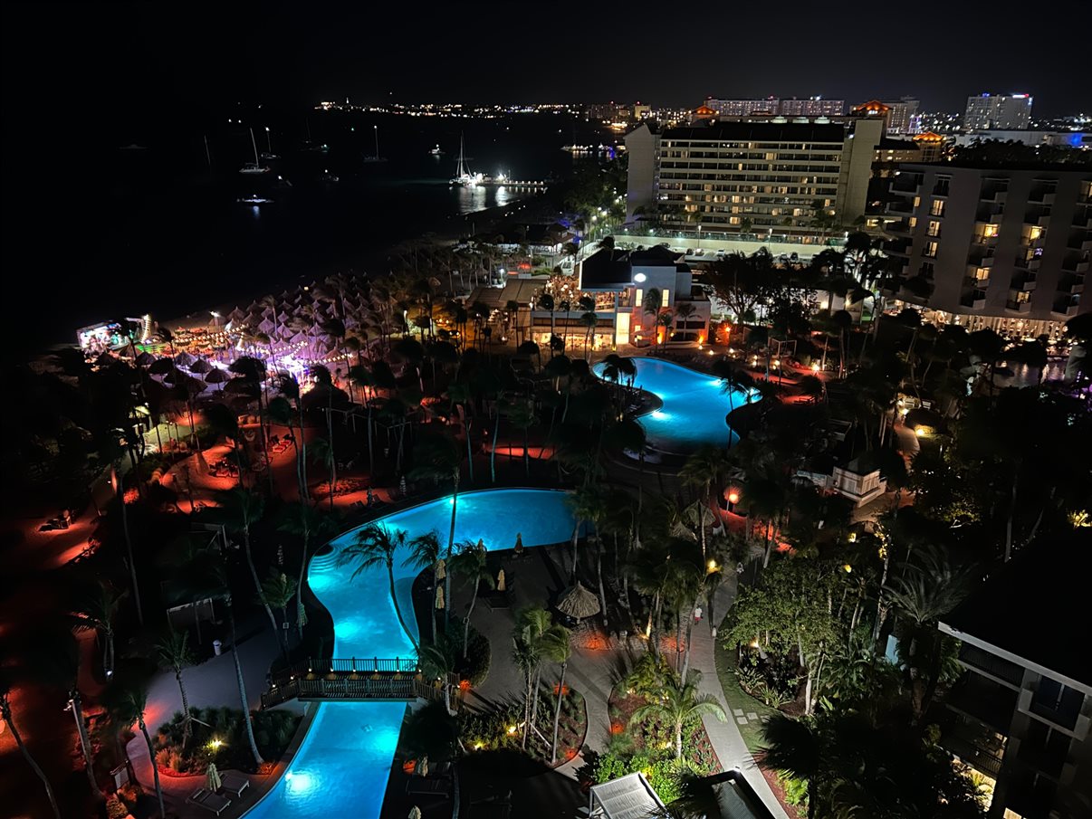 Piscina iluminada do Hilton Aruba
