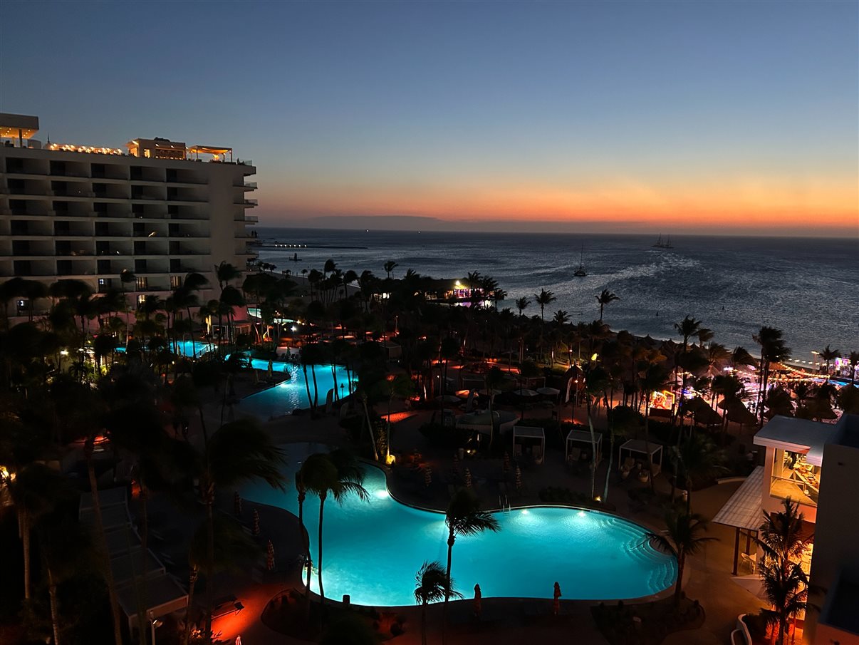 P&ocirc;r do sol visto de uma das su&iacute;tes do Hilton Aruba