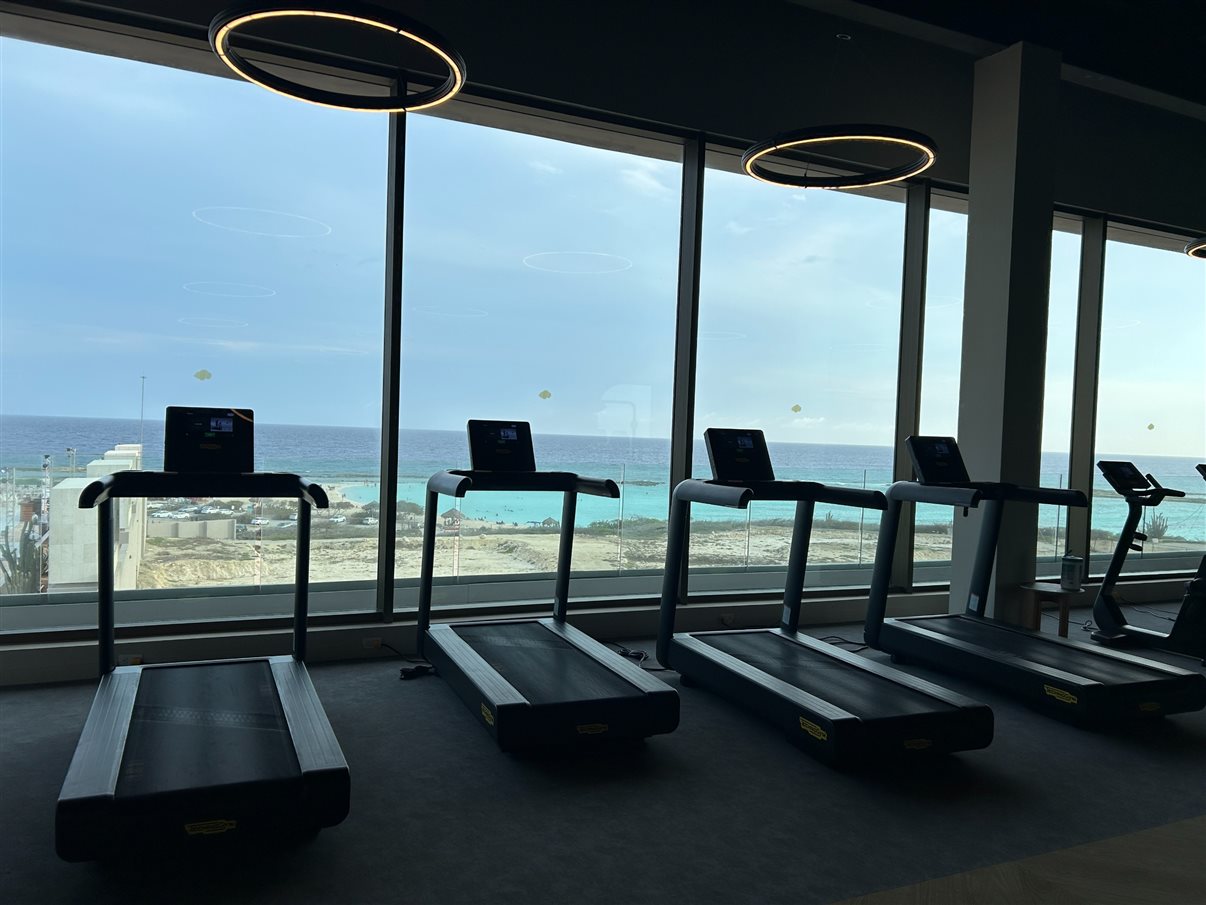 Academia com vista para a praia