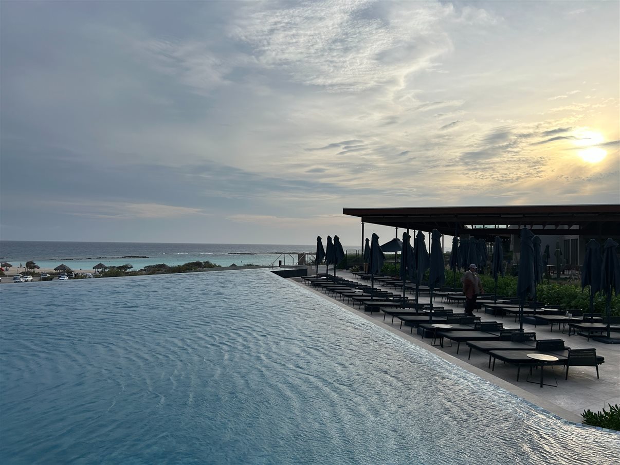 Piscina de borda infinita com vista para o mar
