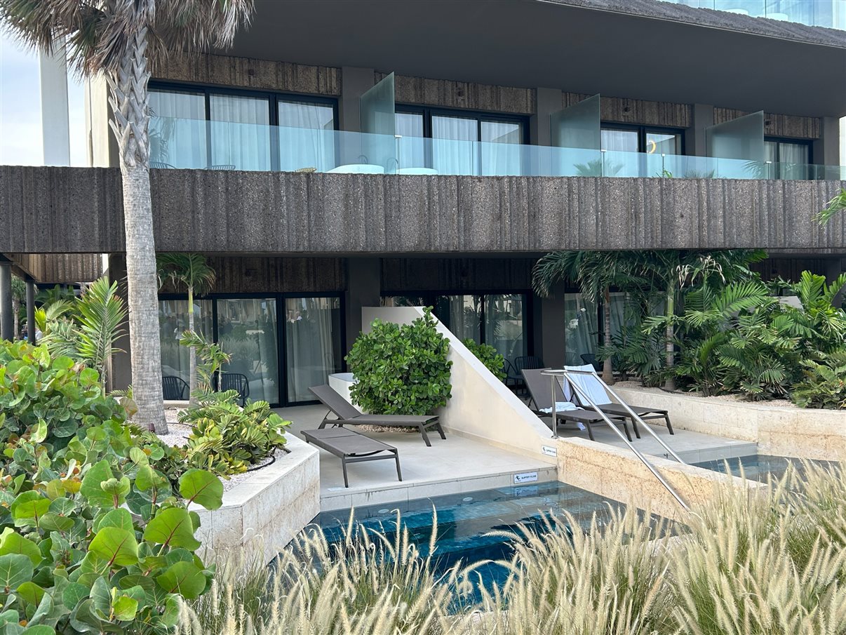 Resort oferece su&iacute;tes com piscina privativa