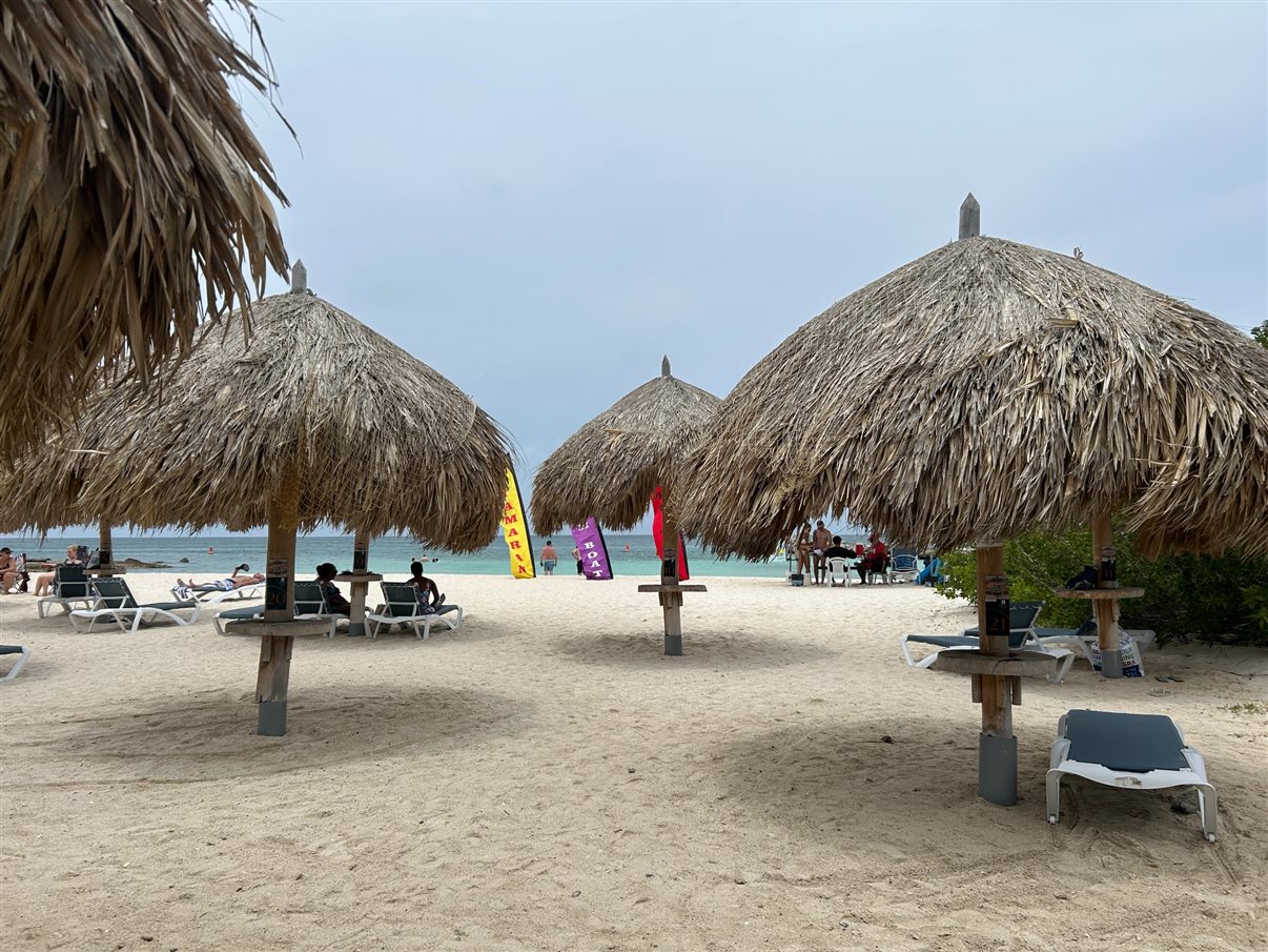 Praia em frente ao resort