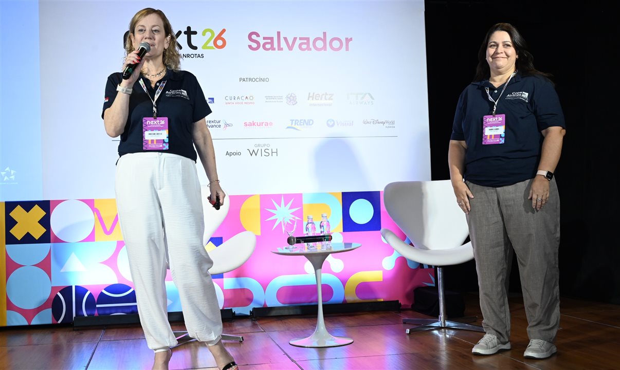 Cristiane Cortizo e Gabriela Gomes, da Copa Airlines, no palco do PANROTAS Next em Salvador