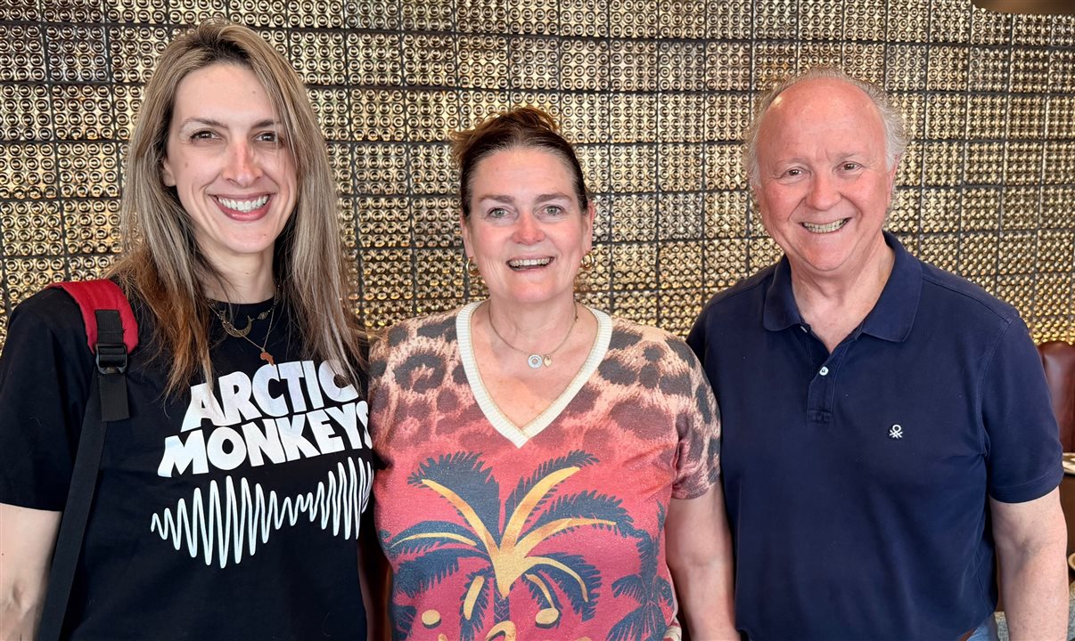 Vera Brown e Suzi Benadie, da Sense of Africa, e James Giacomini, da Diversa Turismo, durante famtour pela África do Sul