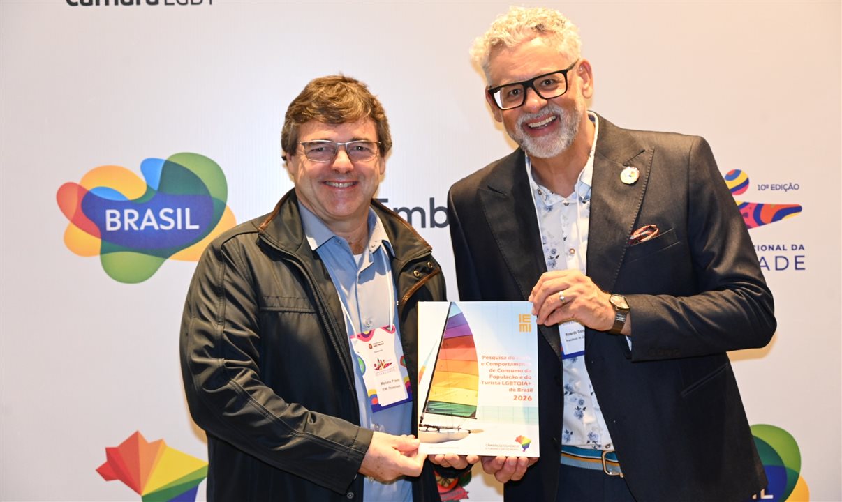 Marcelo Prado, do IEMI, e Ricardo Gomes, da Câmara LGBT, com exemplar impresso da pesquisa