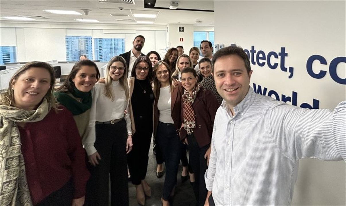 Celso Ferrer com sua nova equipe, na Boeing