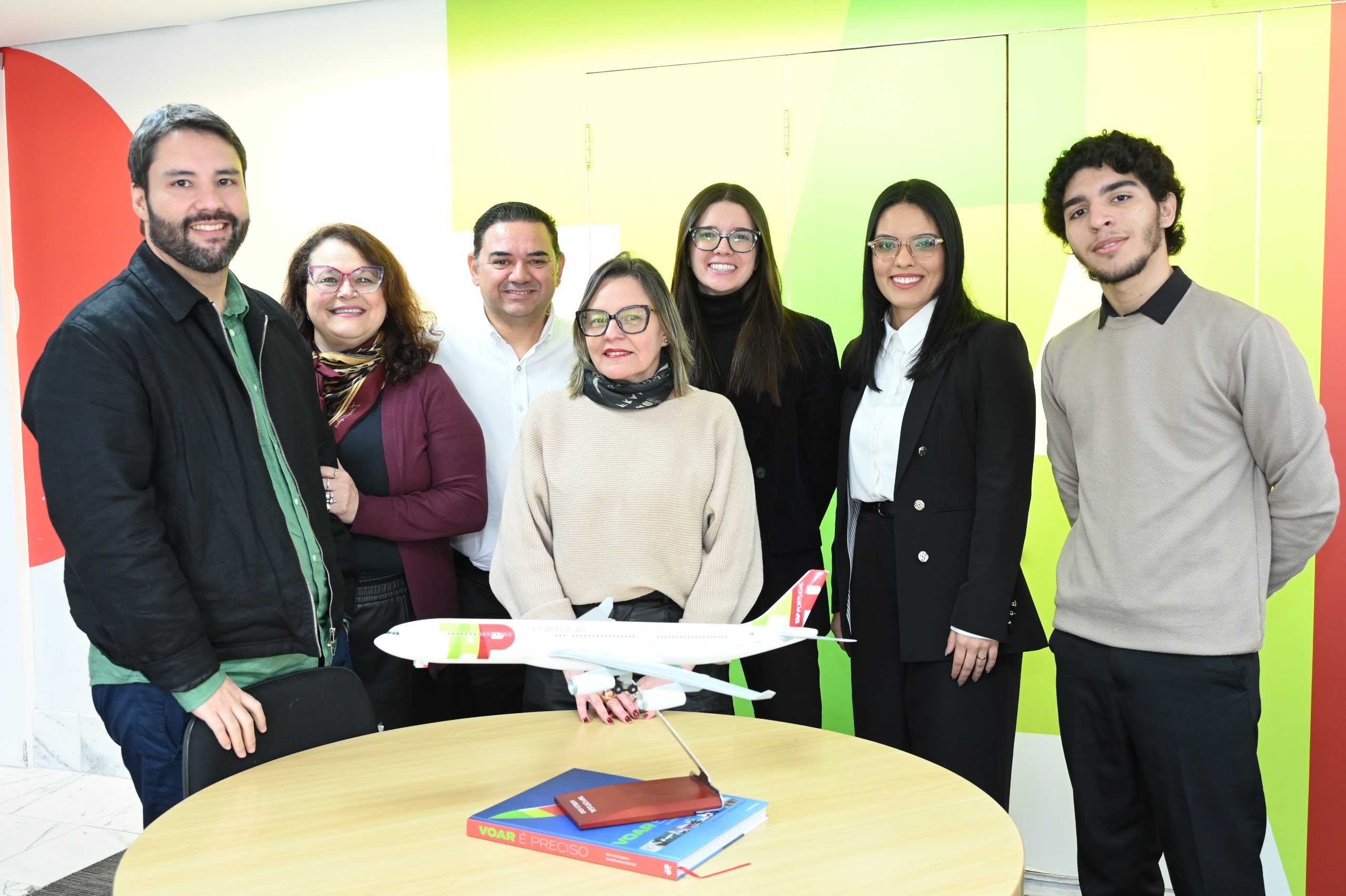 Rodolfo Handa com sua equipe: Daniela Andrade, Alex Silva, Fabiana Silva, Larissa Alves, Samela Taveira e Wildes Henrique do Carmo<br/><br/>