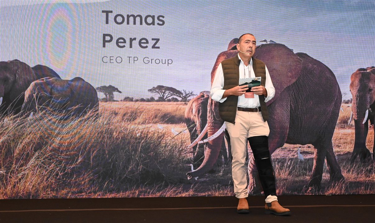 No palco do Teresa Perez África Partners, Tomás recebe os convidados do evento