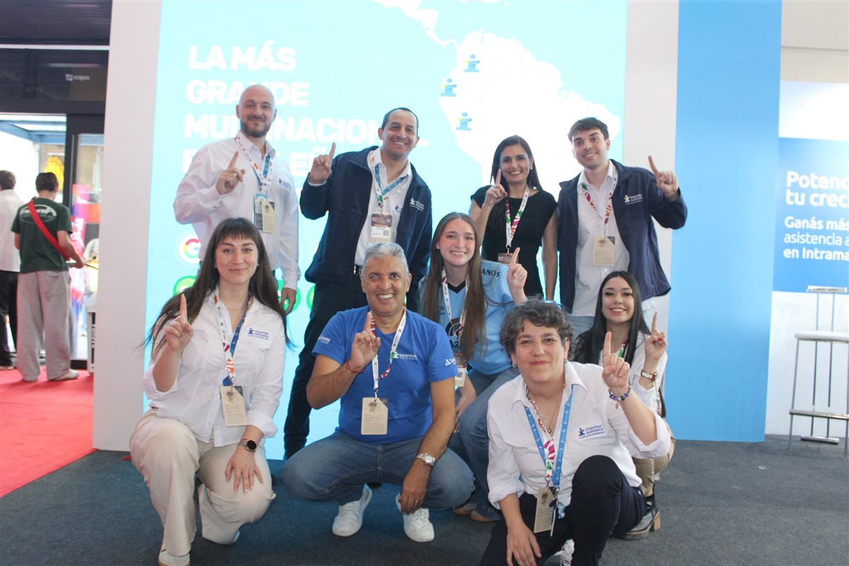 Eduardo Aoki com sua equipe na Argentina