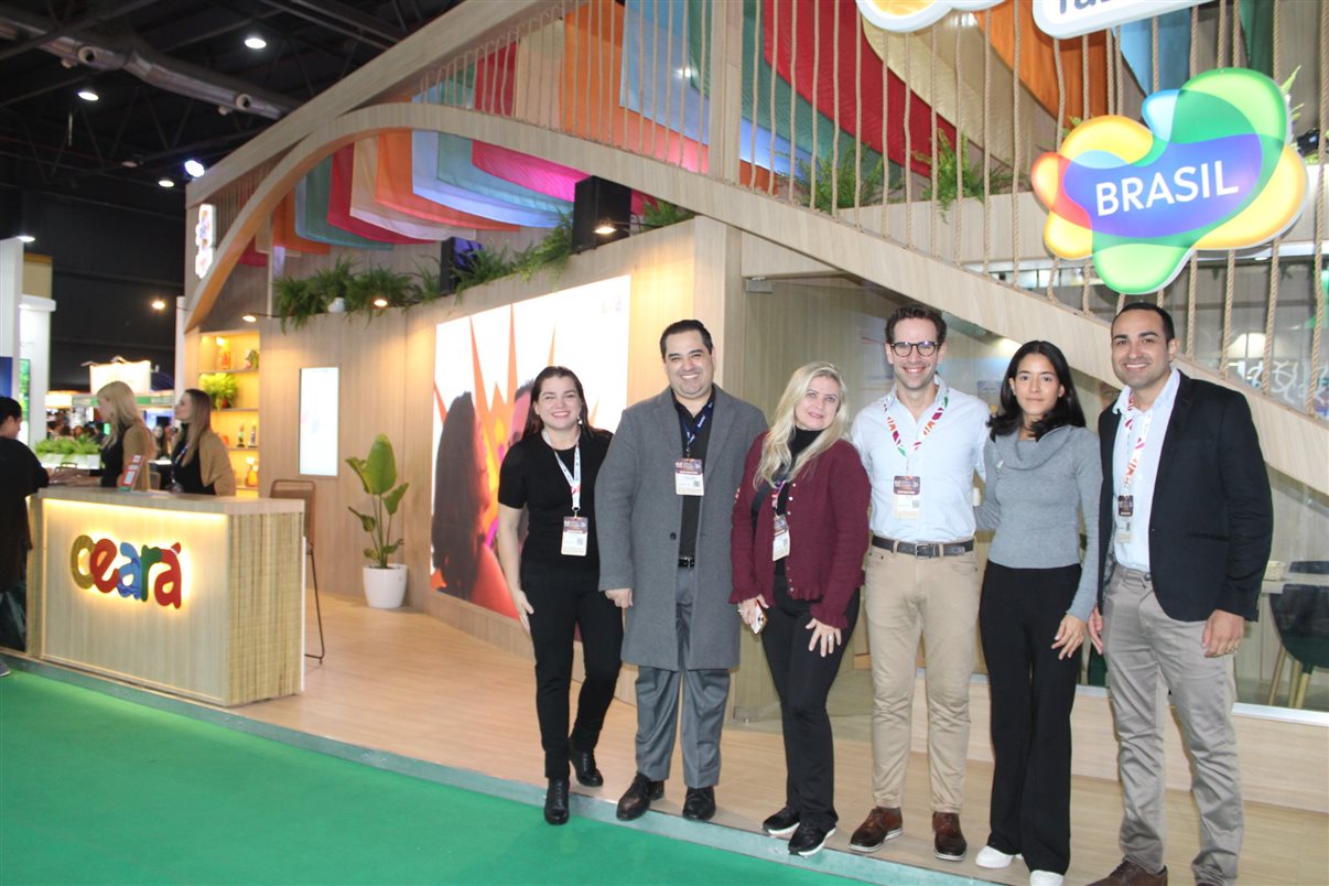 Ana Barroso, da Accor, Wesley Assis, do Hotel Sonata de Iracema, Idna Holanda, da Setur-CE, Ivan Dias, do Beach Park, Thais Facundo, da Setur-CE, e Pedro Monteiro, do Club de Mar