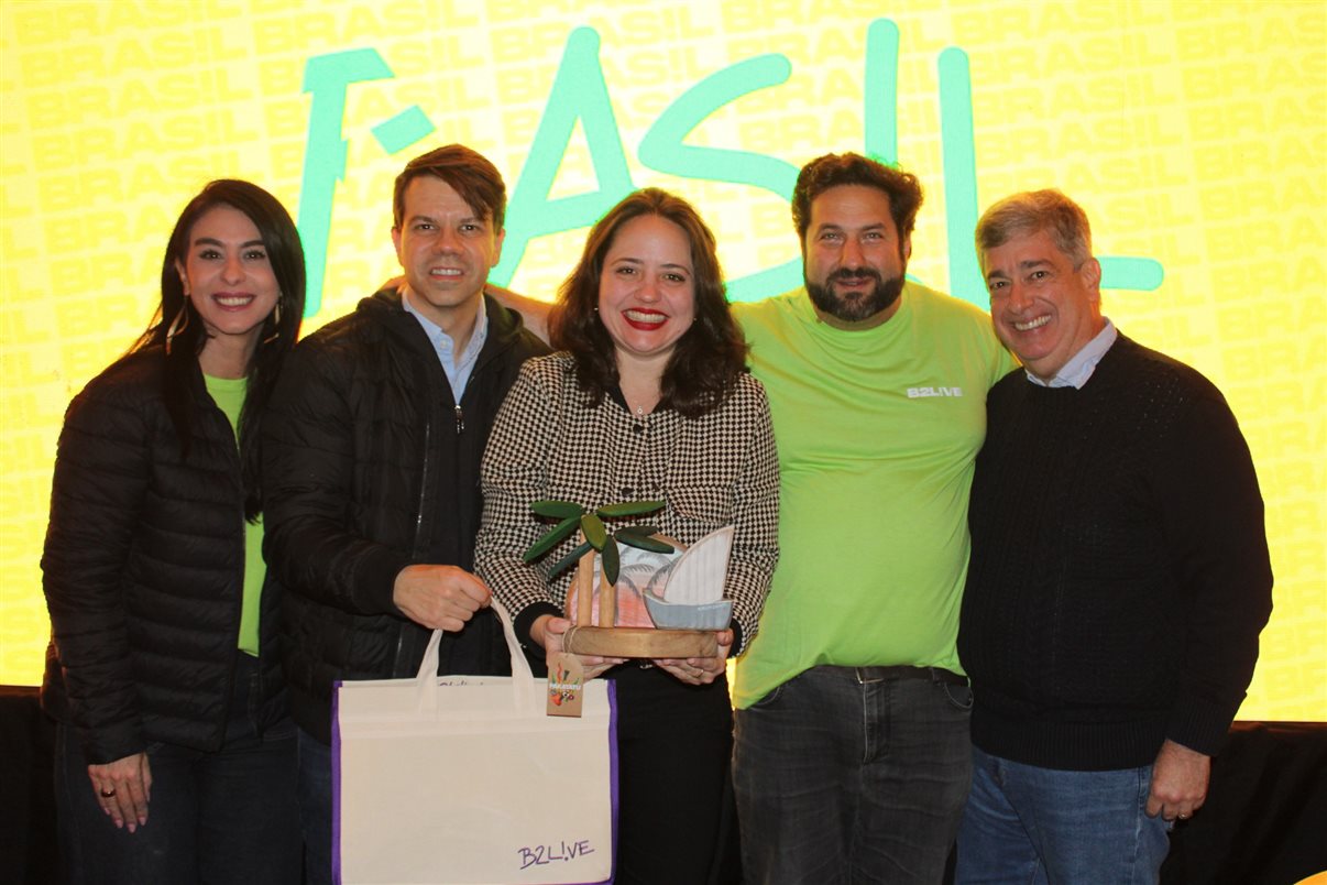 Eduardo Tiburtius, Brenda Silveira e Otaviano Maroja, de Porto de Galinhas, recebem homenagem de Luciana Fernandes e Victor Bauab, da B2LIVE