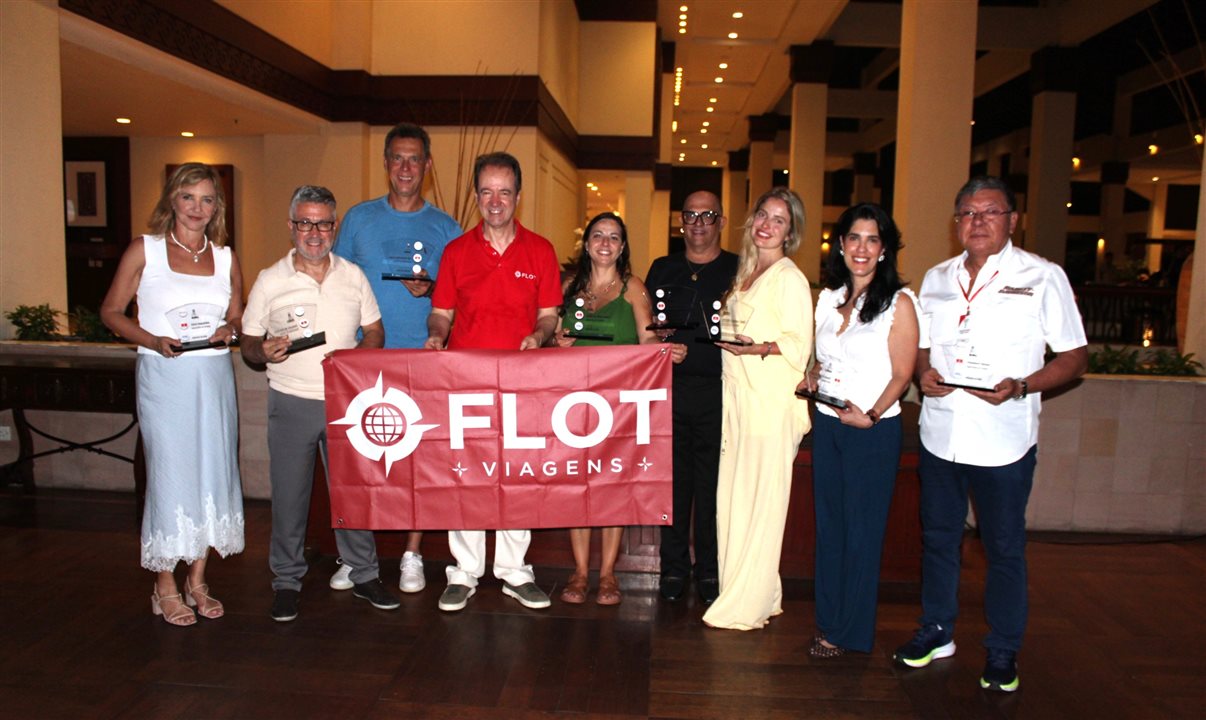 Flot entrega Troféu Guru para agentes durante famtour na Malásia