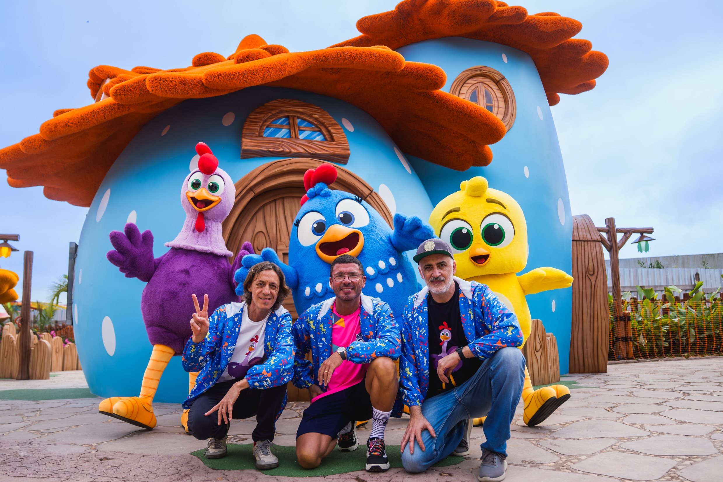 Marcos Luporini e Juliano Prado, criadores da Galinha Pintadinha, e Alex Murad, CEO do Beto Carrero World