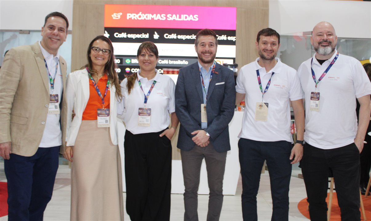 Sergio Castro, Fabi Castanheira, Maria Sol, Danillo Barbizan, José Koning e Fabio Lessa, do Grupo Abra, presente na FIT 2026