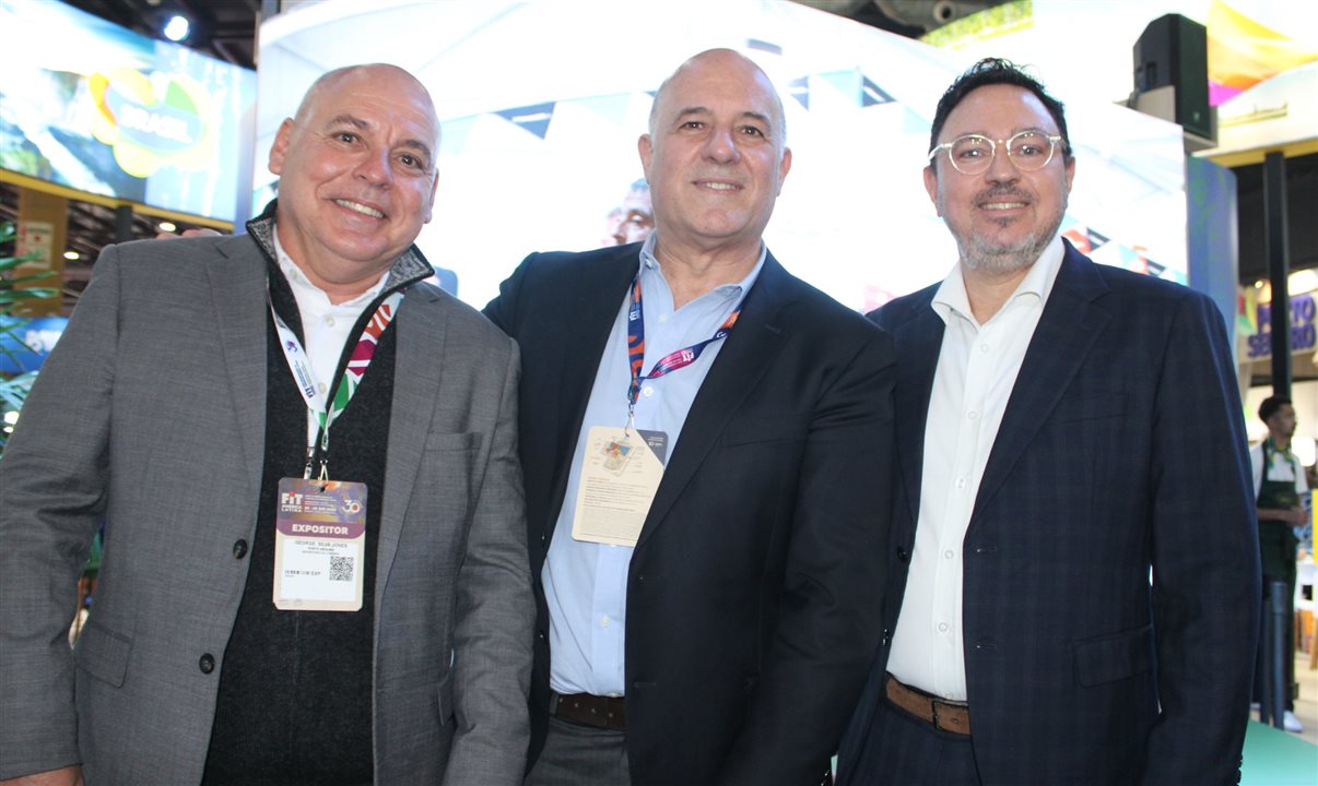 Guto Jones, secretário de Turismo de Porto Seguro, Pedro Gramacho, diretor de Promoção Nacional e Internacional da Secretaria de Turismo do Estado da Bahia, e Frederico Petazzi, gerente comercial da JetSmart na Argentina