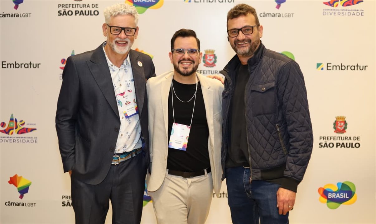 Ricardo Gomes, presidente da Câmara de Comércio e Turismo LGBT do Brasil, Alexis Andrades, representante do Comitê LGBTI+ Accor Brasil, e Darlan Schmidt, diretor administrativo da Câmara de Comércio e Turismo LGBT
