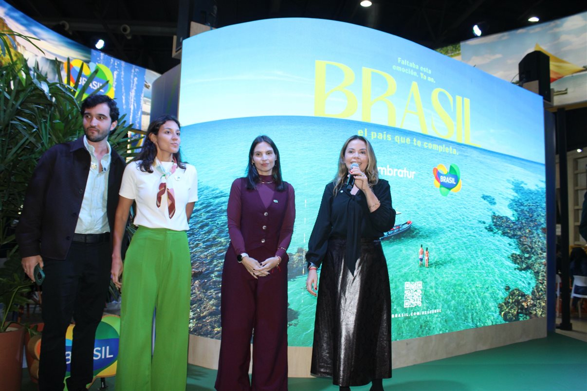 Saskia Lima, da Embratur, ao lado de influenciadores que participaram da campanha