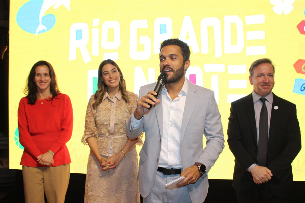 Raoni Fernandes, presidente da Emprotur, no palco com Fernanda Galle, da Embaixada do Brasil na Argentina, Marina Marinho, presidente do Fornatur, e Edmar Gadelha, da ABIH-RN